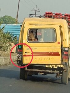 अजबच..काली पिली चा दरवाजा तुटला असल्यामुळे चक्क दोरीने दरवाजा बांधला आहे.