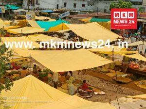 त्याच चीखकावर मजबुरीने दुकान लावणारे दुकानदार