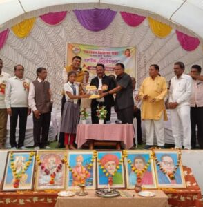 सडक अर्जुनी गुणवंत विद्यार्थ्यांचा सत्कार करताना उपविभागीय अधिकारी शहारे व इतर मान्यवर.