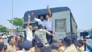 पोलिसांनी आंदोलन करणाऱ्या शेतकऱ्यांना घेतले ताब्यात…
