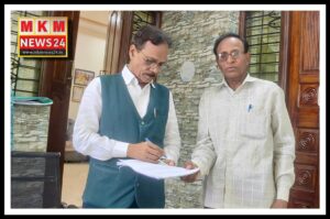 आमदार साहेबाना निवेदन देताना नागरिक सदाराम लाडे