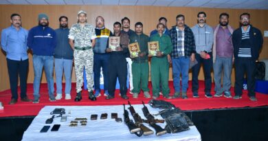 दरेकसा दलमच्या ३ माओवाद्यांचे गोंदिया पोलिसासमोर आत्मसमर्पण