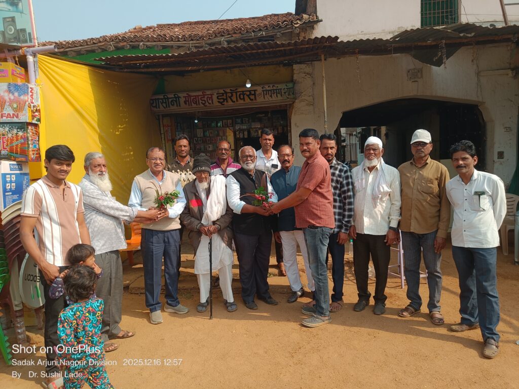 सडक अर्जुनी- फोरमचे अध्यक्ष जाकीर शिकलगार व कार्याध्यक्षडॉ. प्रा. असलम बारी यांचे स्वागत करतांना समाजबांधव.