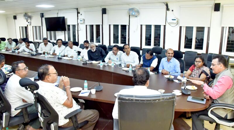 नवनियुक्त जिल्हाधिकारी मंगेश गोंदावले यांनी साधला पत्रकारांशी संवाद