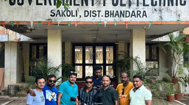 माजी विद्यार्थ्यांचा कौतुकास्पद उपक्रम : दिव्यांग मित्राला टू-व्हीलर भेट देत दिला प्रेमाचा संदेश