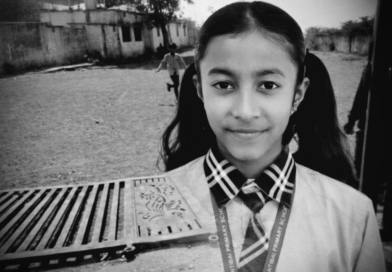 शाळेच्या जर्जर गेट अंगावर पडल्यामुळे विद्यार्थिनीचा दुर्दैवी मृत्यू