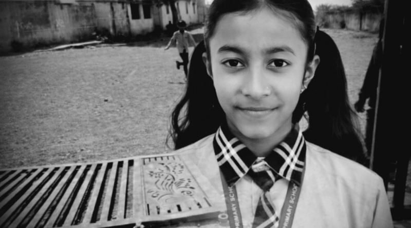 शाळेच्या जर्जर गेट अंगावर पडल्यामुळे विद्यार्थिनीचा दुर्दैवी मृत्यू