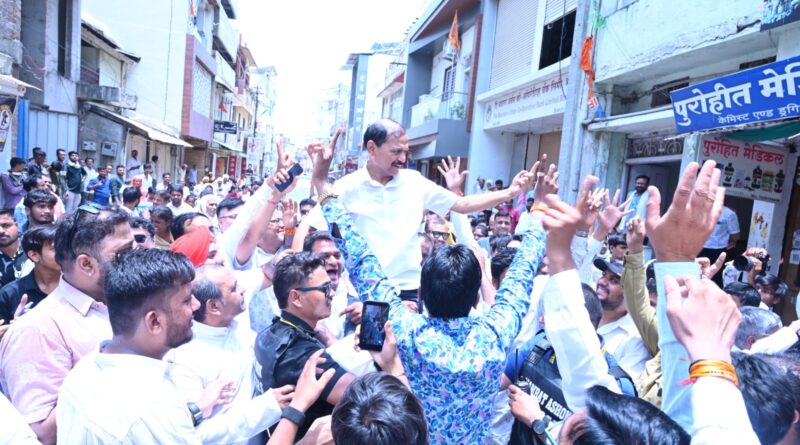 नवनिर्वाचित खासदार राजेंद्र जैन यांच्या प्रथम आगमनानिमित्त शहरात जल्लोषात स्वागत..