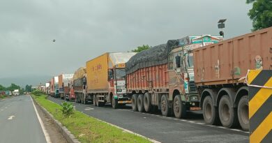 हद्दच झाली! डूग्गीपारपर्यंत वाहतूक कोंडी; सौंदड रेल्वे पुलाच्या संथ कामामुळे नागरिक हैराण