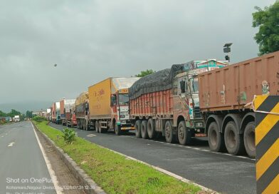 हद्दच झाली! डूग्गीपारपर्यंत वाहतूक कोंडी; सौंदड रेल्वे पुलाच्या संथ कामामुळे नागरिक हैराण
