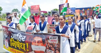 विद्यार्थ्यांवरील लाठीचार्जच्या निषेधार्थ हजारोंचा मोर्चा; राष्ट्रपतींना निवेदन