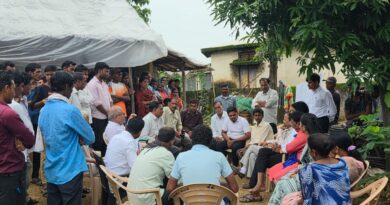 ढासगड दुर्घटनेतील मृत युवकांच्या कुटुंबीयांची आमदार राजकुमार बडोलेनी घेतली सांत्वन भेट