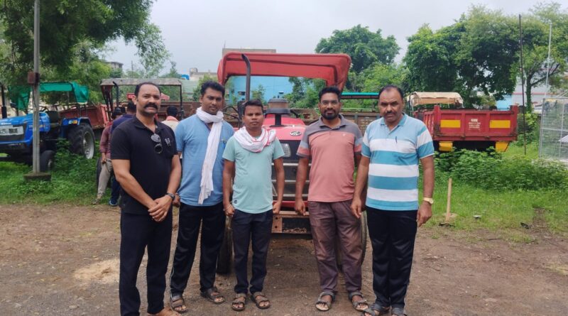 रेतीची अवैध वाहतूक करणाऱ्या ट्रॅक्टरवर महसूल विभागाची धडक कारवाई 