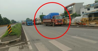 राष्ट्रीय महामार्गावरील उभे वाहने देत आहेत अपघाताला आमंत्रण