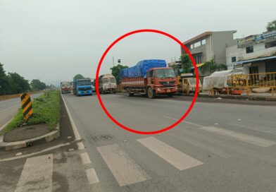 राष्ट्रीय महामार्गावरील उभे वाहने देत आहेत अपघाताला आमंत्रण