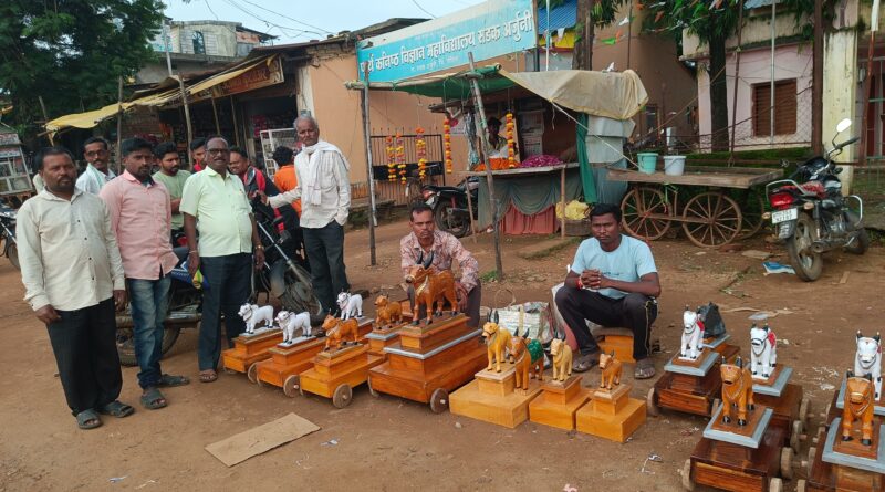 लाकडी नंदीबैलांनी सजली सडक अर्जुनीची बाजारपेठ; तान्हा पोळ्याची चाहूल